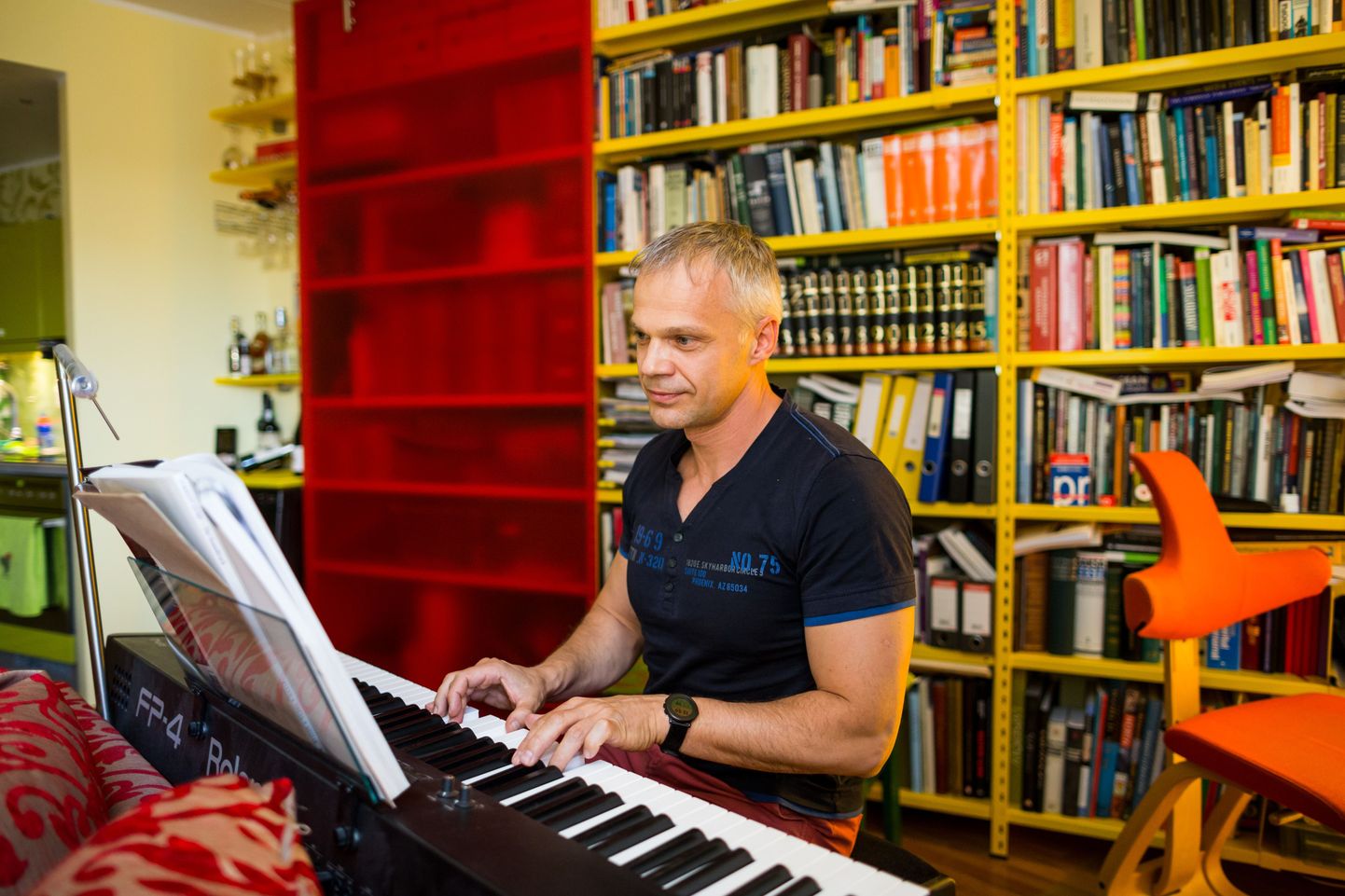 Klaverit on Indrek Treufeldt õppinud oma elust kümme aastat, mängib aga siiani. Sest ka noodist võib välja lugeda nii mõnegi loo, olgu see siis popmuusika või korralik klaveriklassika.