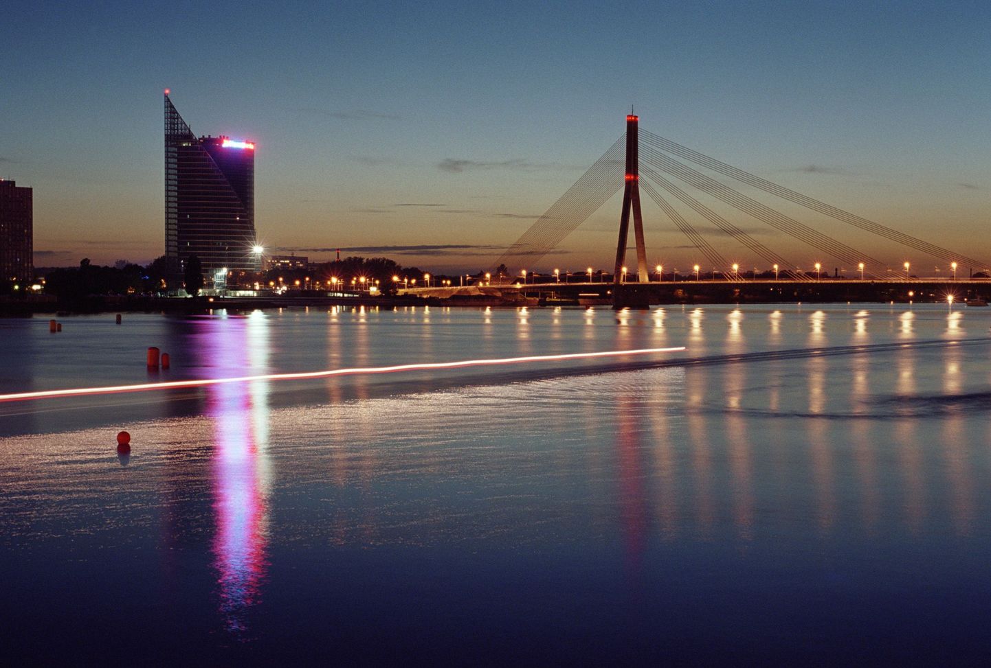 Lätis alustatakse täna riigi 90. aastapäeva tähistamist, süüdates sildadel küünlaid. Pildil on Riias asuv sild.