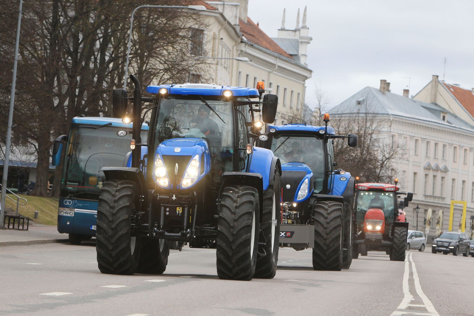 Politseinikud peatasid eile Vabaduse puiesteel korraks liikluse, et põllumehed saaksid linnatänavail uhkeldada hiiglasemõõtu traktoritega. Ühises rongkäigus sõideti kesklinnast Tähtvere väljale.