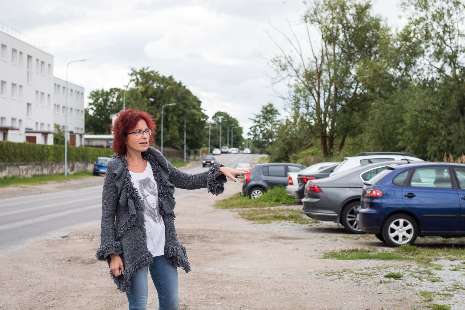 NATUKE LEEVENDAB: Kairit Lindmäe näitab tänavaäärset mitteametlikku parklat, mis praegu lahendab Aia 64 elanike parkimiskitsikust, kuid mis ümberehituste käigus võib kaduda.