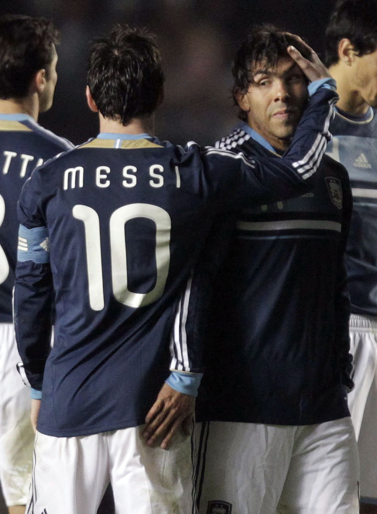 Carlos Tevez (paremal) ei saa MMil koos Lionel Messiga Argentina koondist esindada.