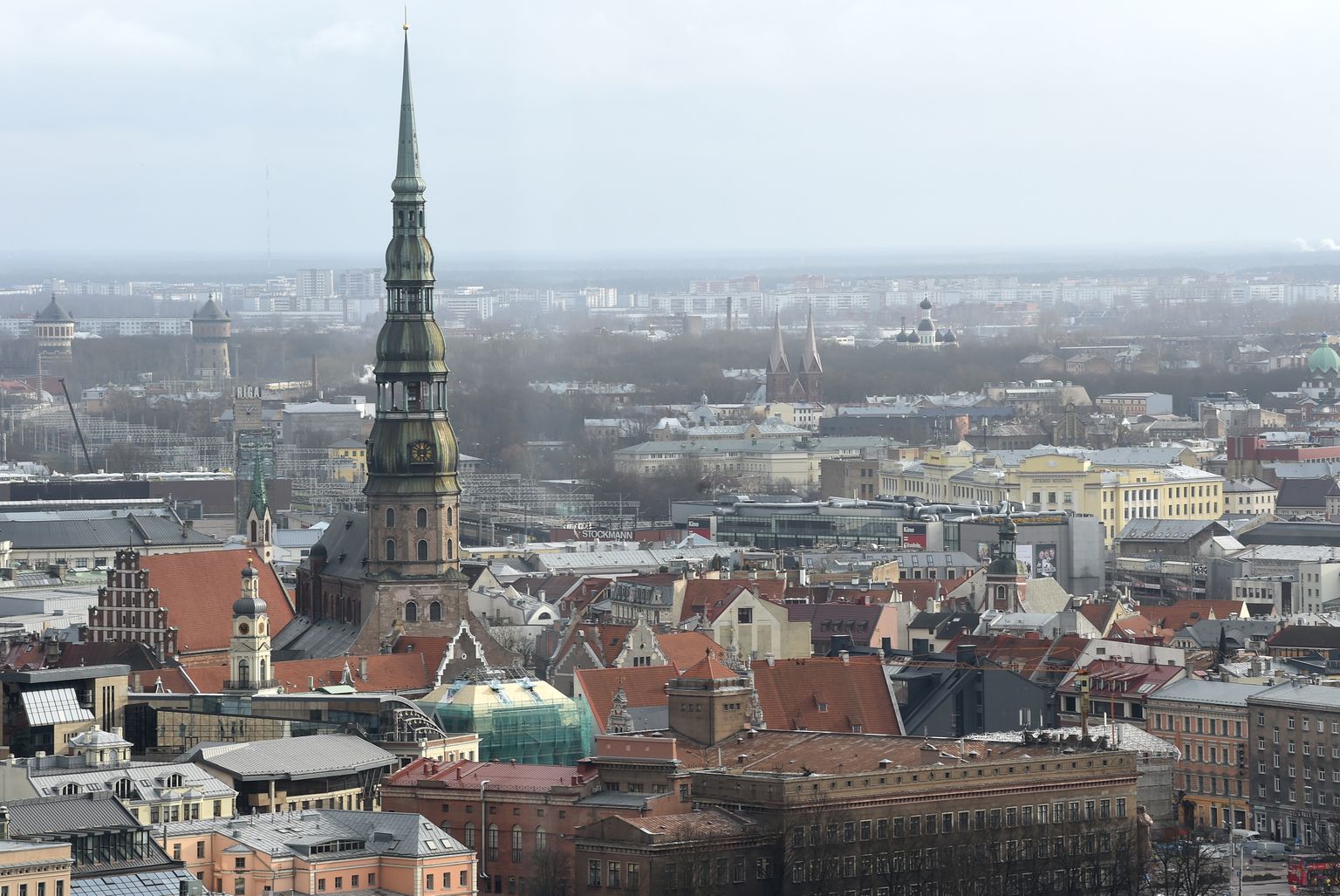 Rīgas Svētā Pētera baznīcas tornis un Vecrīga.