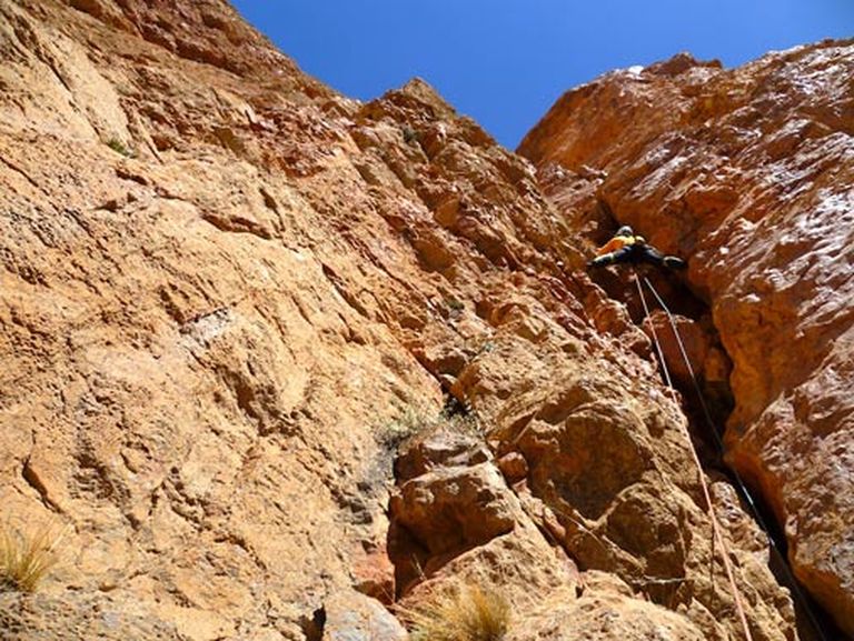 Puskilometrs vertikālu klinšu Atlasa kalnos, Marokā, Taghija aizā, kopā ar Jāni Ķiguru. "Nomadas del Viento" Jebel Oujdad (2695m) 