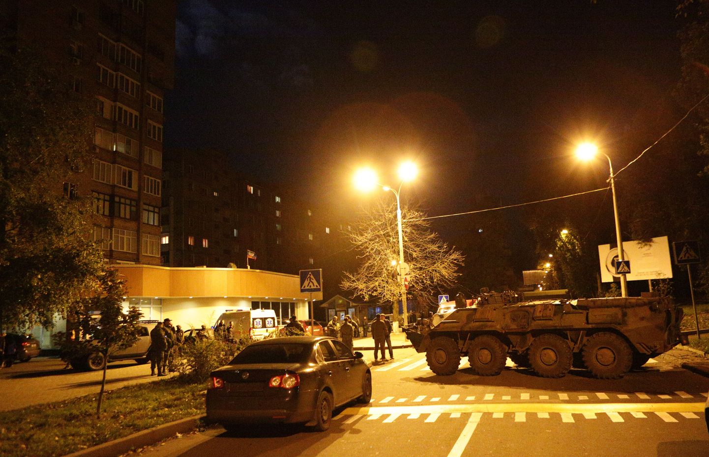 Donetski julgeolekujõud Motorola maja ees.