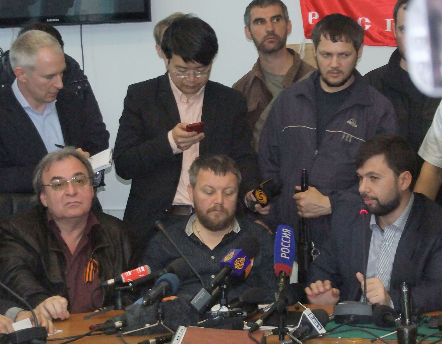 Nn Donetski Rahvavabariigi liidreid. Vasakult paremale istuvad: Aleksandr Hrjakov, Andrei Purgin ja Deniss Pušilin.