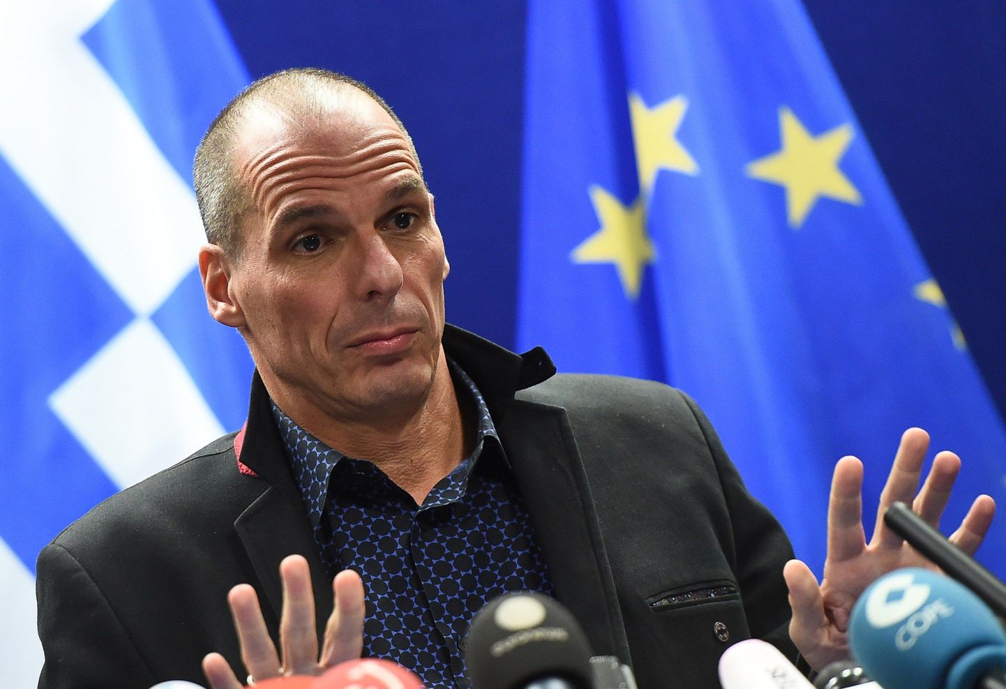 Kreeka rahandusminister Yanis Varoufakis pressikonverentsil pärast kohtumist eurogrupi liikmetega.