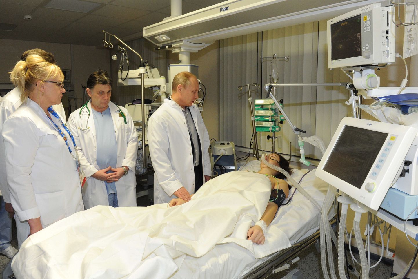 Владимир Путин навестил в больнице Марию Комиссарову.