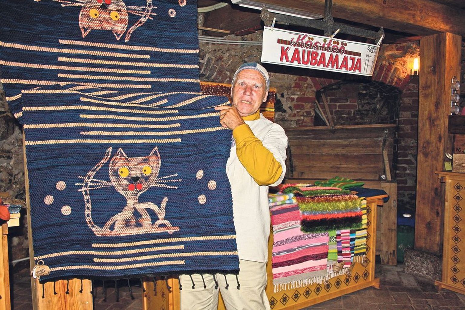 Veskimehe Priidu Raudkatsi üks lemmikuid käsitöökaubamaja toodete hulgast on Eevi Kuslapi tehtud kassivaip.