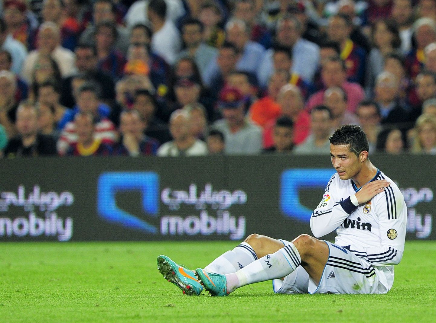 Käärlööki üritanud Cristiano Ronaldo tegi liiga oma vasakule õlale.