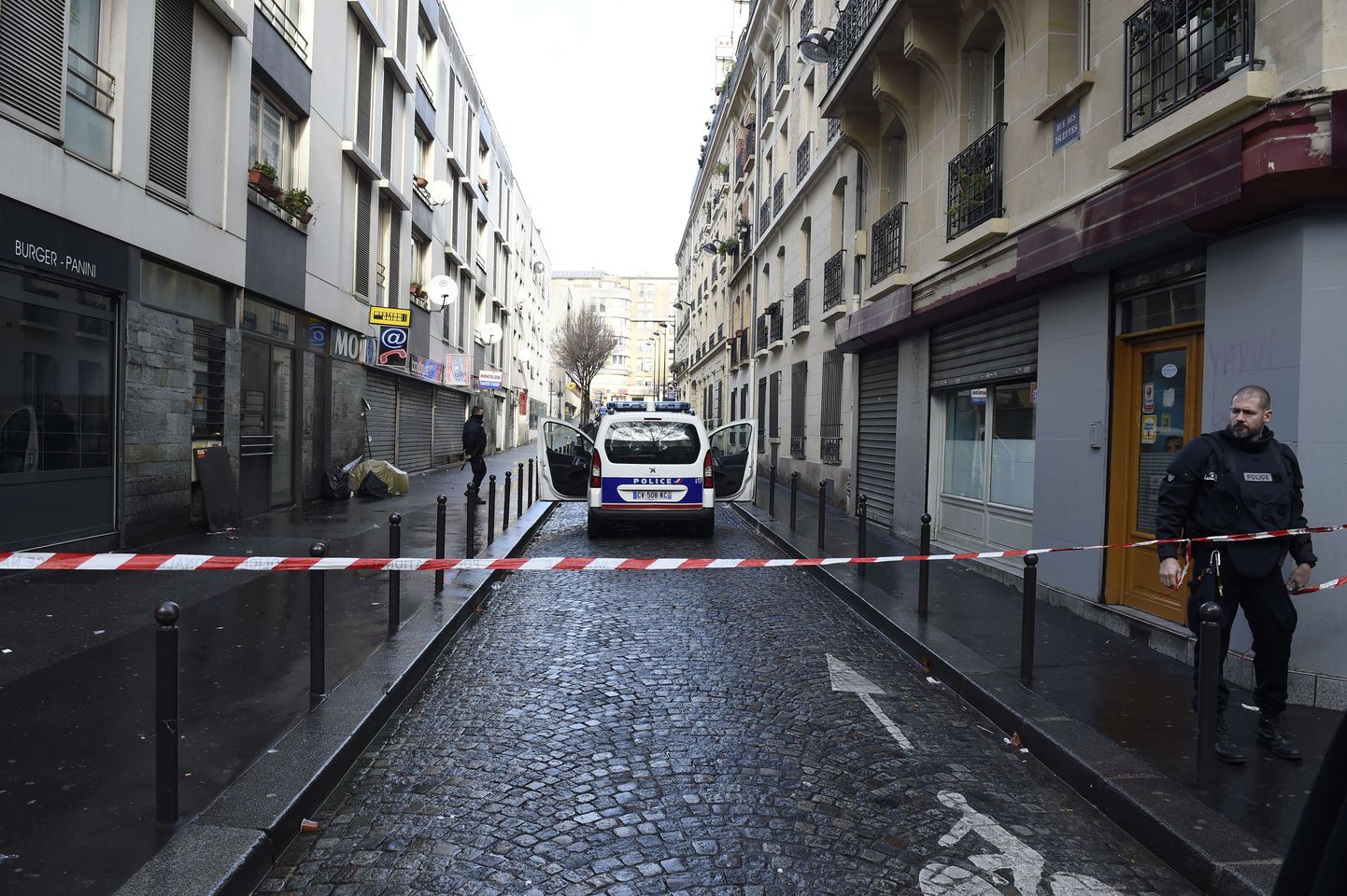 Полиция оцепила улицу на севере Парижа, где в ходе перестрелки был убит вооруженный человек.