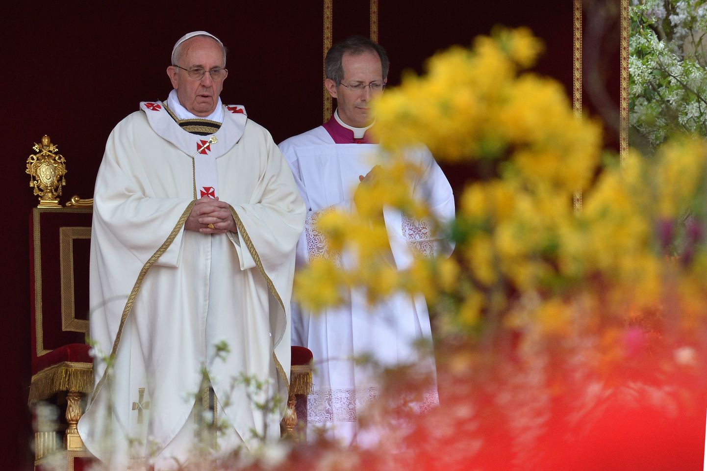 Paavst Franciscuse (vasakul) esimene lihavõttemissa.