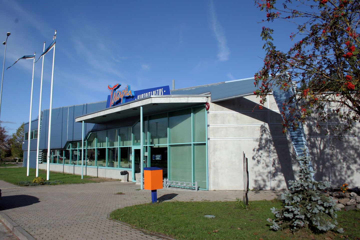 Peugeot`ja SsangYong sõidukitega kaubelnud Ühinenud Autokeskuste kinnistu Pärnus Riia maanteel on müügis.