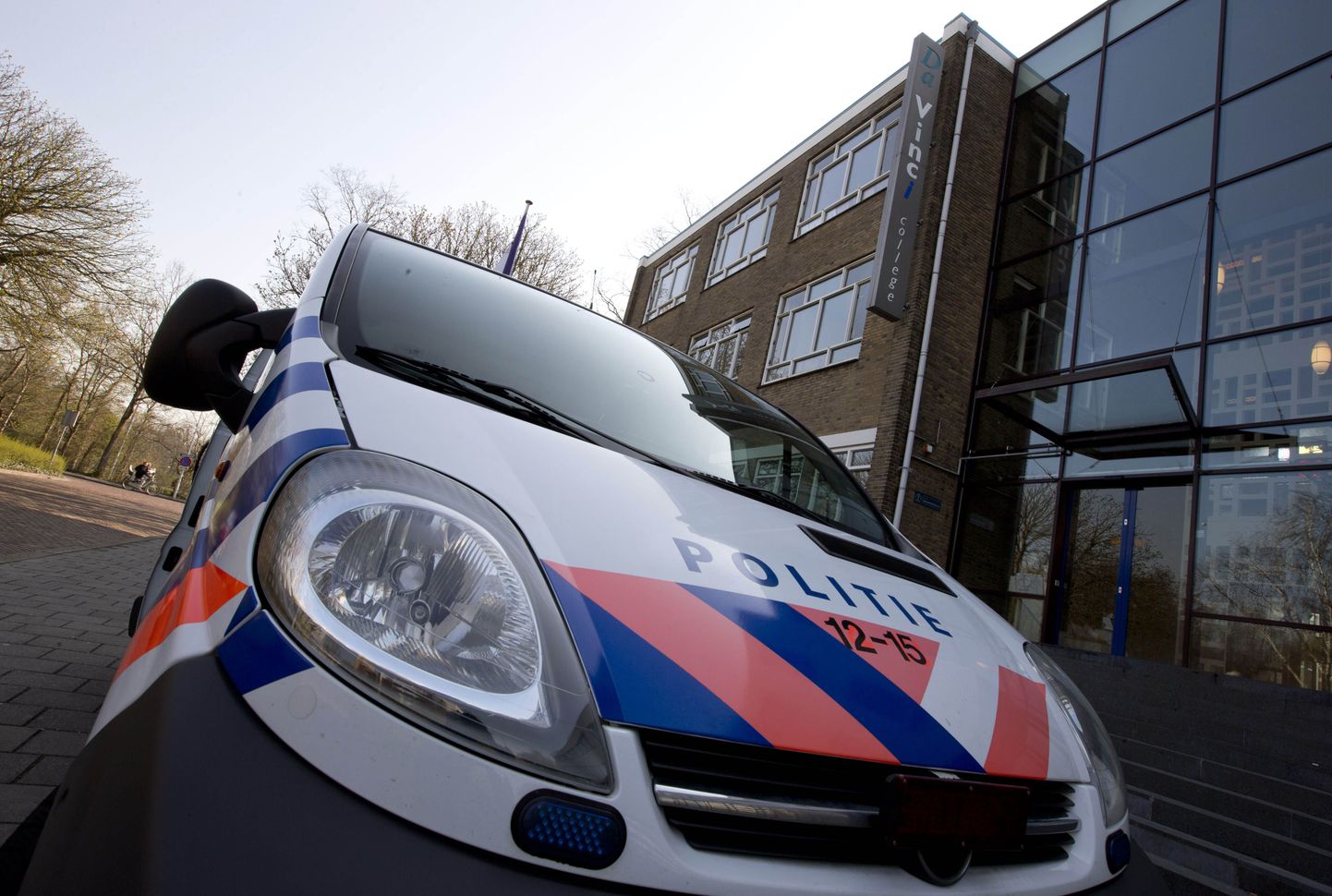 Hollandi politseiauto Da Vinci College'i juures Leidenis.