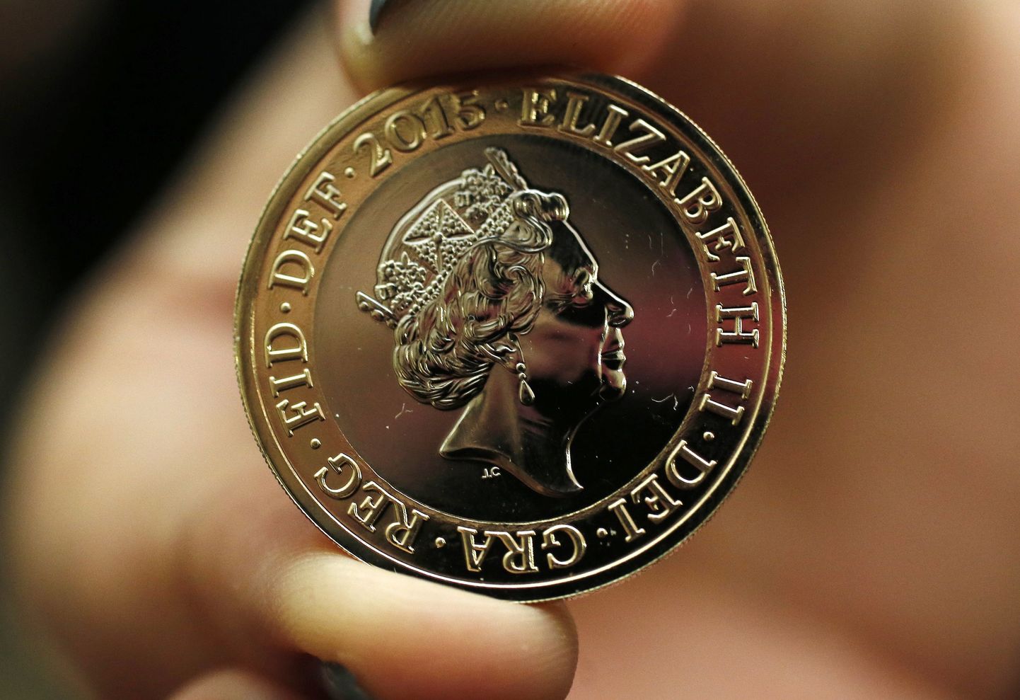Kahenaelane münt, millel on kuninganna Elizabeth II uus portree.
