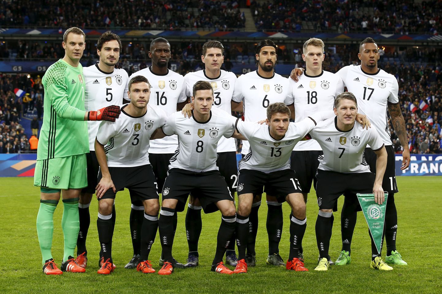 Saksamaa meeskond poseerimas enne eilset sõprusmängu Prantsusmaaga.
