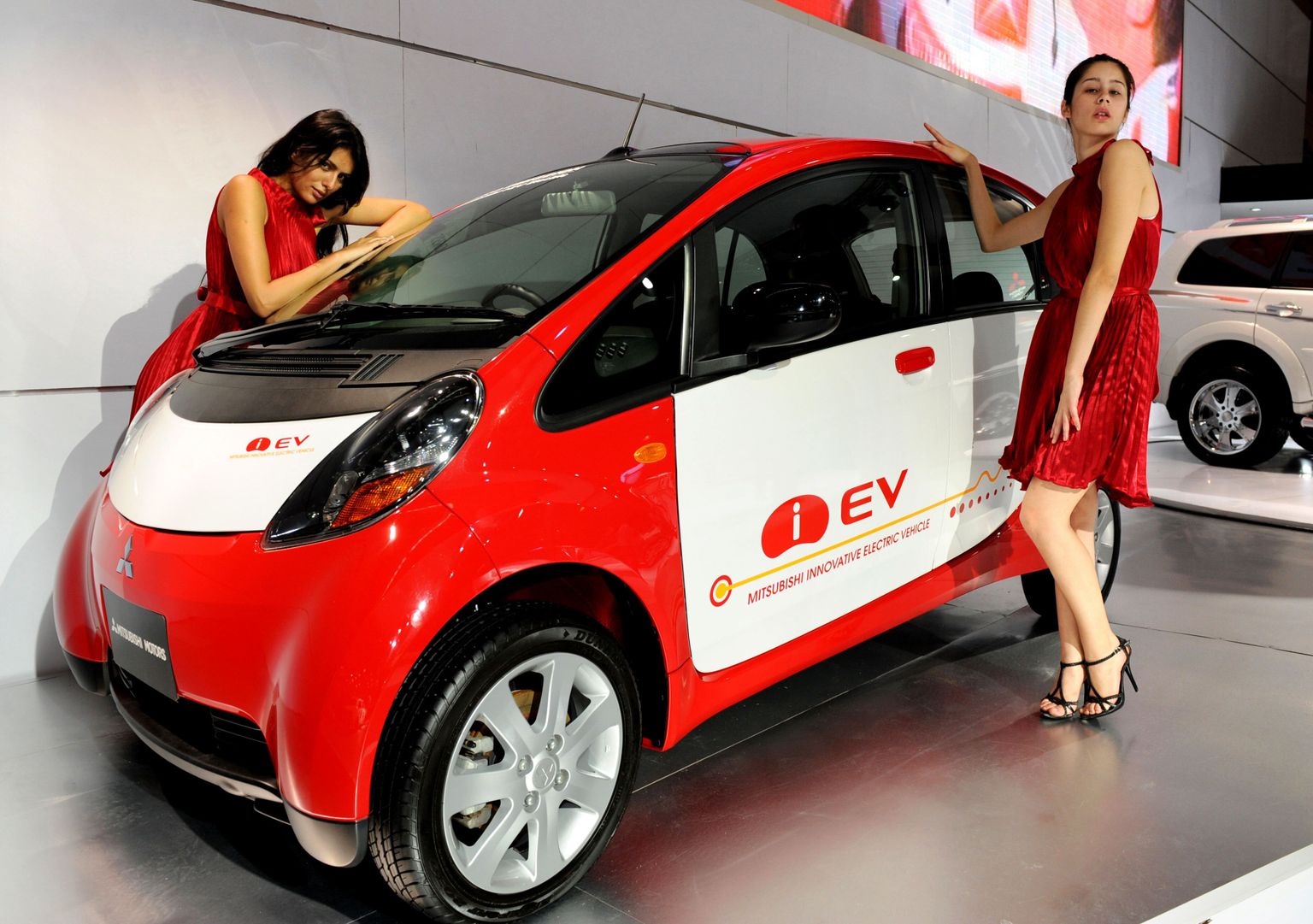 Riigi poolt soetatav elektriauto Mitsubishi iMiev.