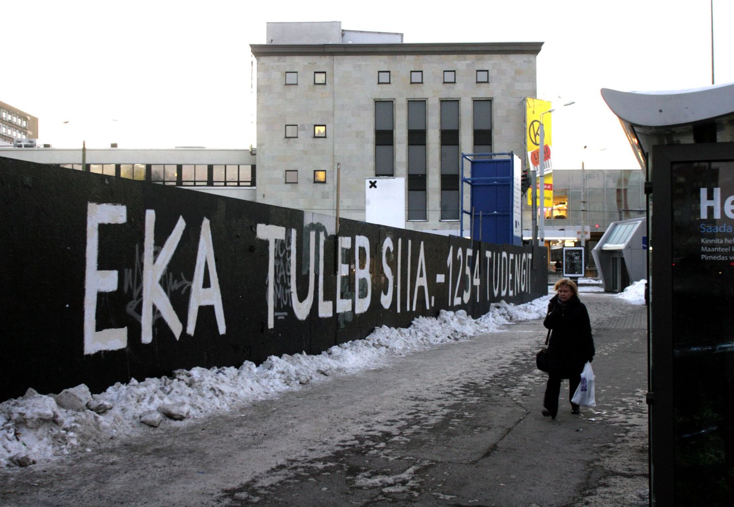 Loosung Eesti Kunstiakadeemia ehitusplatsi ümbritseval plangul.