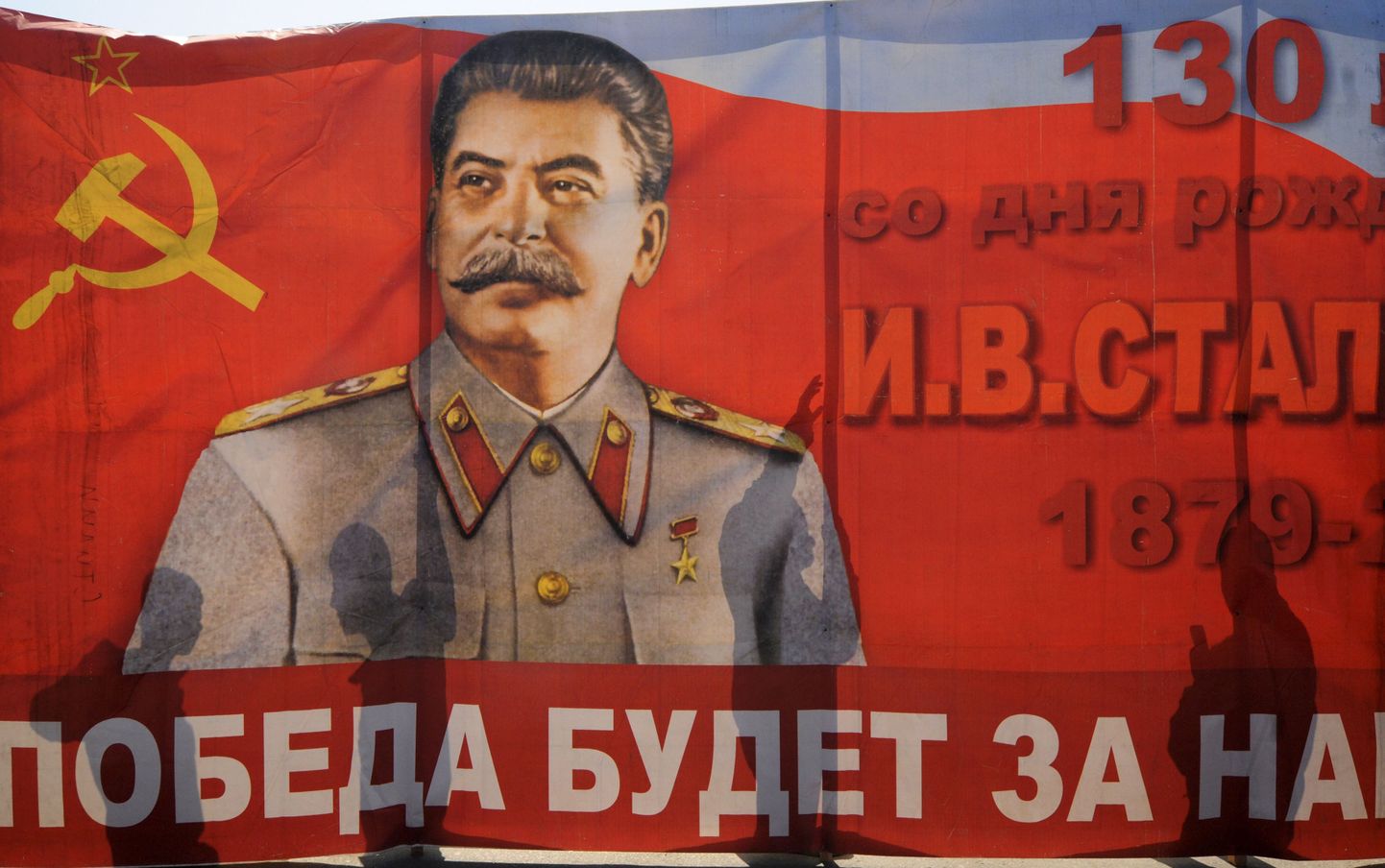 Stalini pildiga plakat 1. mai pidustustel Volgogradis aastal 2011.