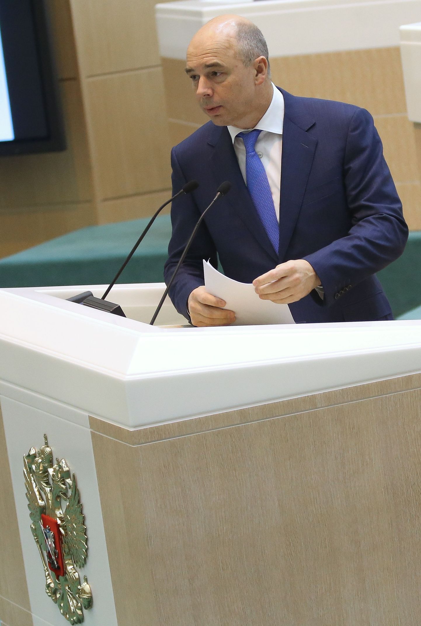 Venemaa rahandusminister Anton Siluanov arutamas 7. oktoobril Föderatsiooninõukogu kõnepuldis riigieelarve üle.