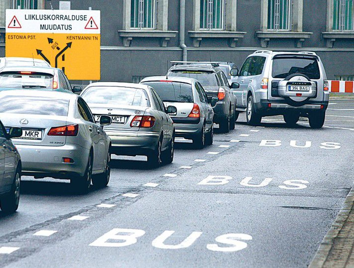 Seaduse järgi tähistatakse ühissõidukirada vastavate liiklusmärkide või teekattemärgistega, milleks liikluseeskirja kohaselt on «A». Nii võib öelda, et Tallinna tänavaile kantud ja keeleinspektsiooni pahameele teeninud «BUS» on õigusliku tähenduseta.