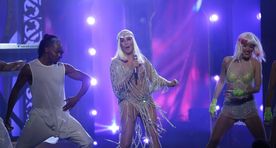 Во дает! 71-летняя певица Шер вышла на сцену практически обнаженной