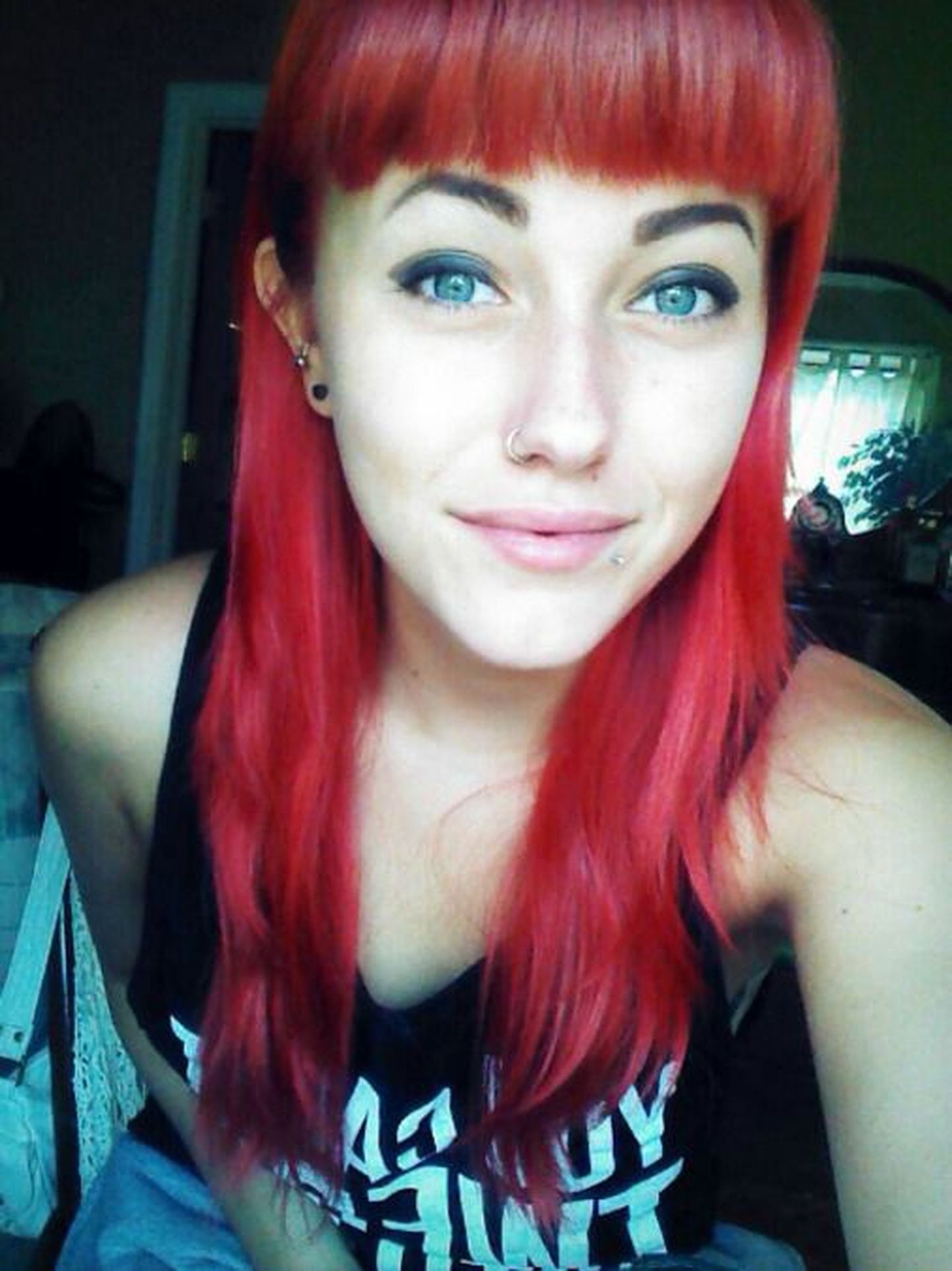 Девушка с красными волосами.
