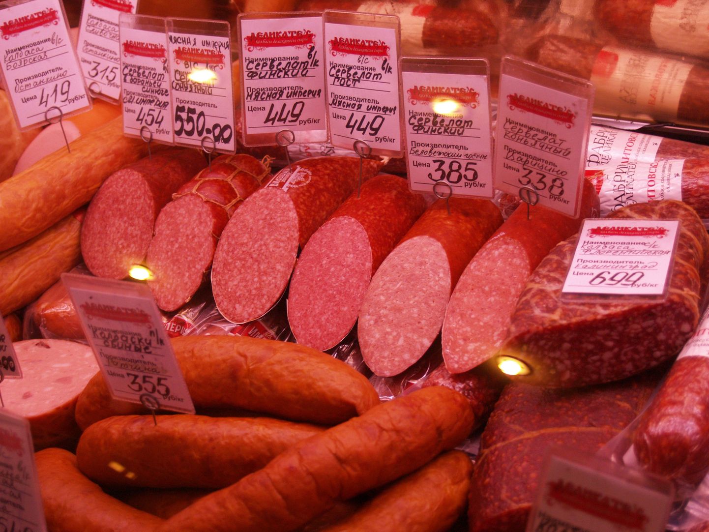 По словам продавцов, местные жители предпочитают готовые мясные продукты, произведенные на российских комбинатах. Особенно ценится, если на упаковке есть отметка «ГОСТ».
