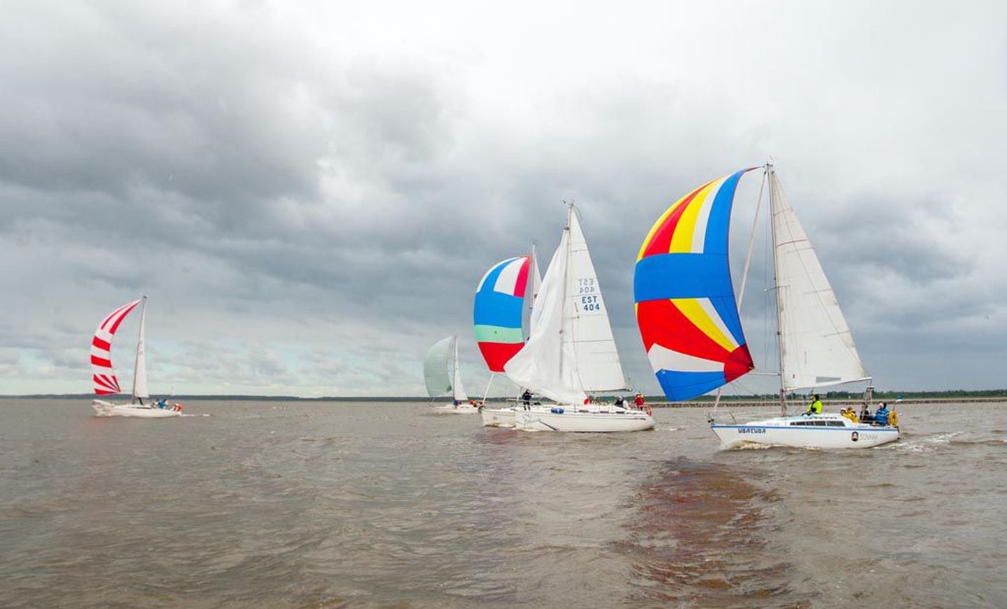 Pärnu jahtklubi pakub purjetamishuvilistele võimalust jahtidega meresõitu nautima minna.