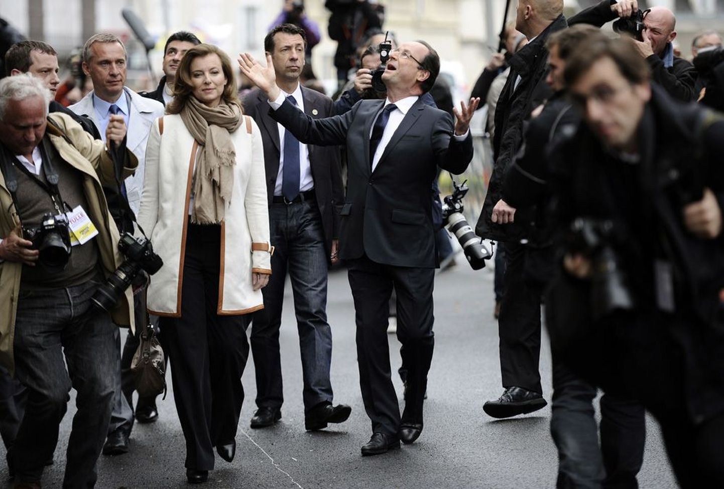 Prantsusmaa presidendiks valitud François Hollande eile päeval Tulle’i valimisjaoskonnast lahkudes poolehoidjaid tervitamas.