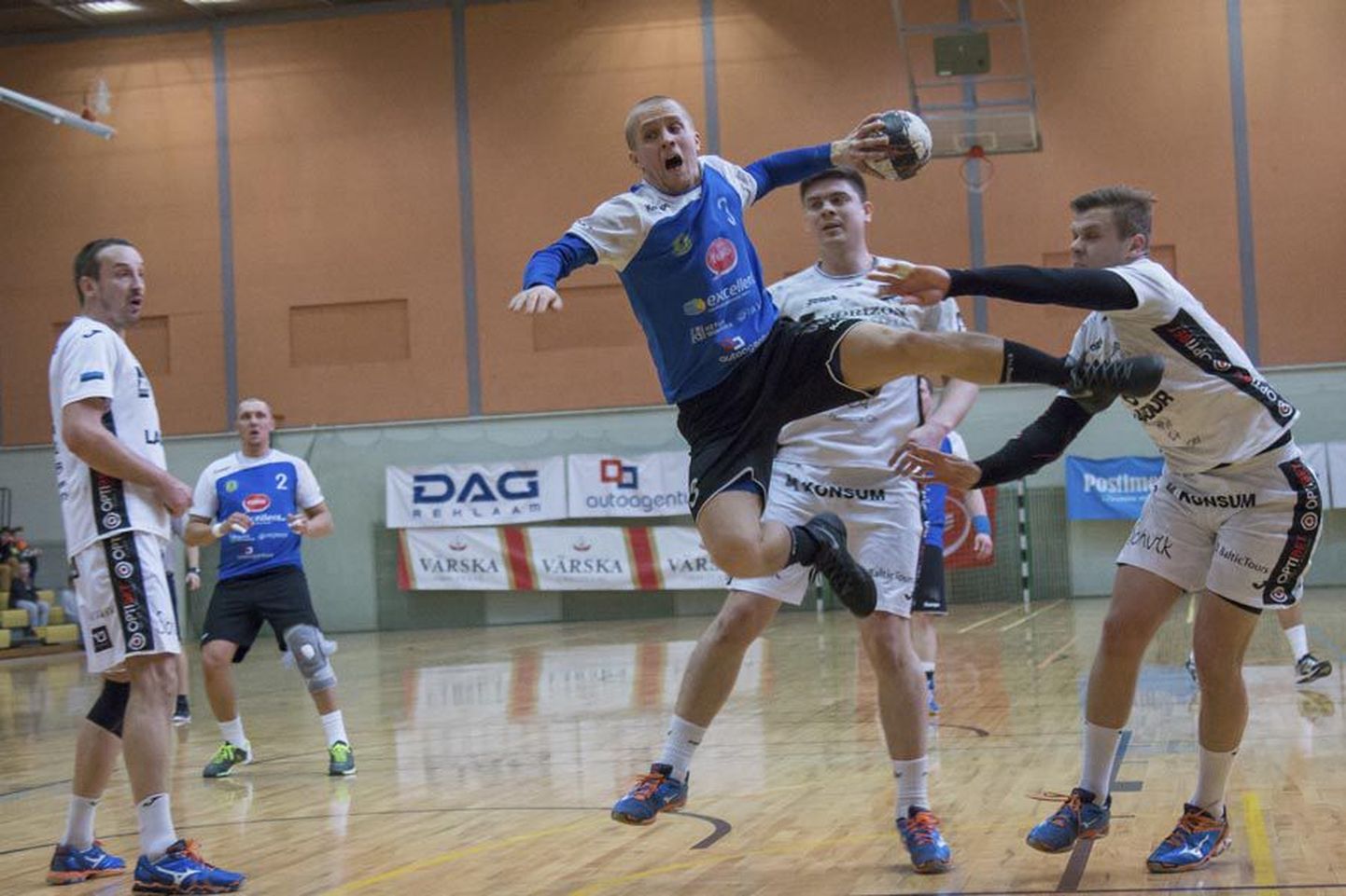 Viljandi HC meeskond viigistas reedel Eesti käsipalli meistrivõistluste poolfinaalseeria, näidates enesekindlat tegutsemist nii rünnakul kui kaitses.