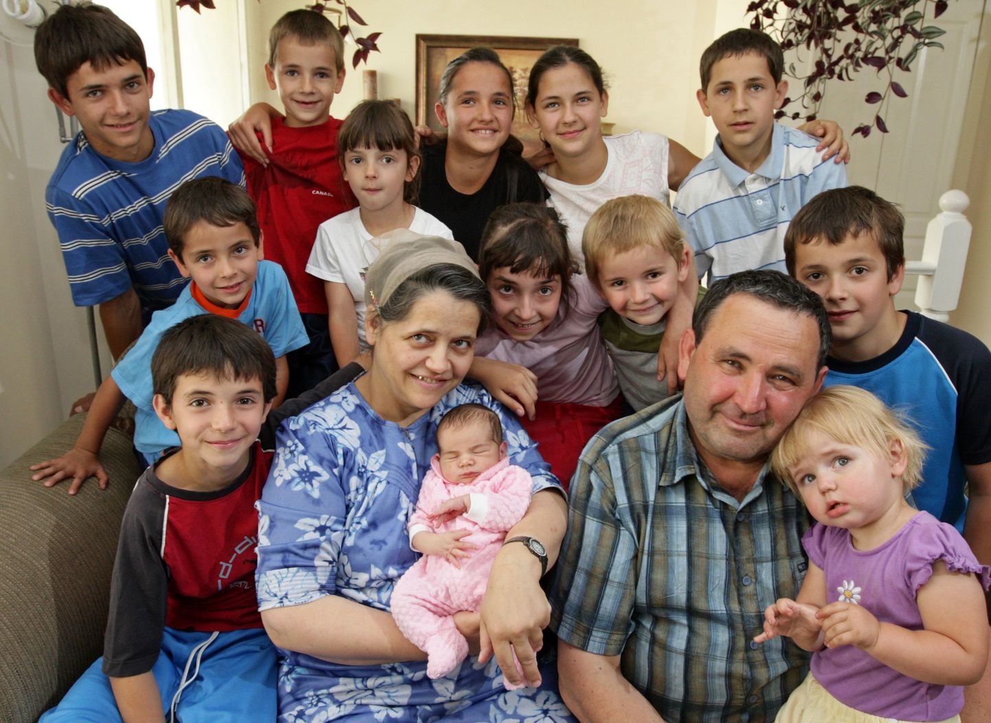 1990. aastal Rumeeniast Kanadasse emigreerunud Livia ja Aleksandru Ionce poseerisid selle pildi tarbeks oma 18 lapsest 13ga.
