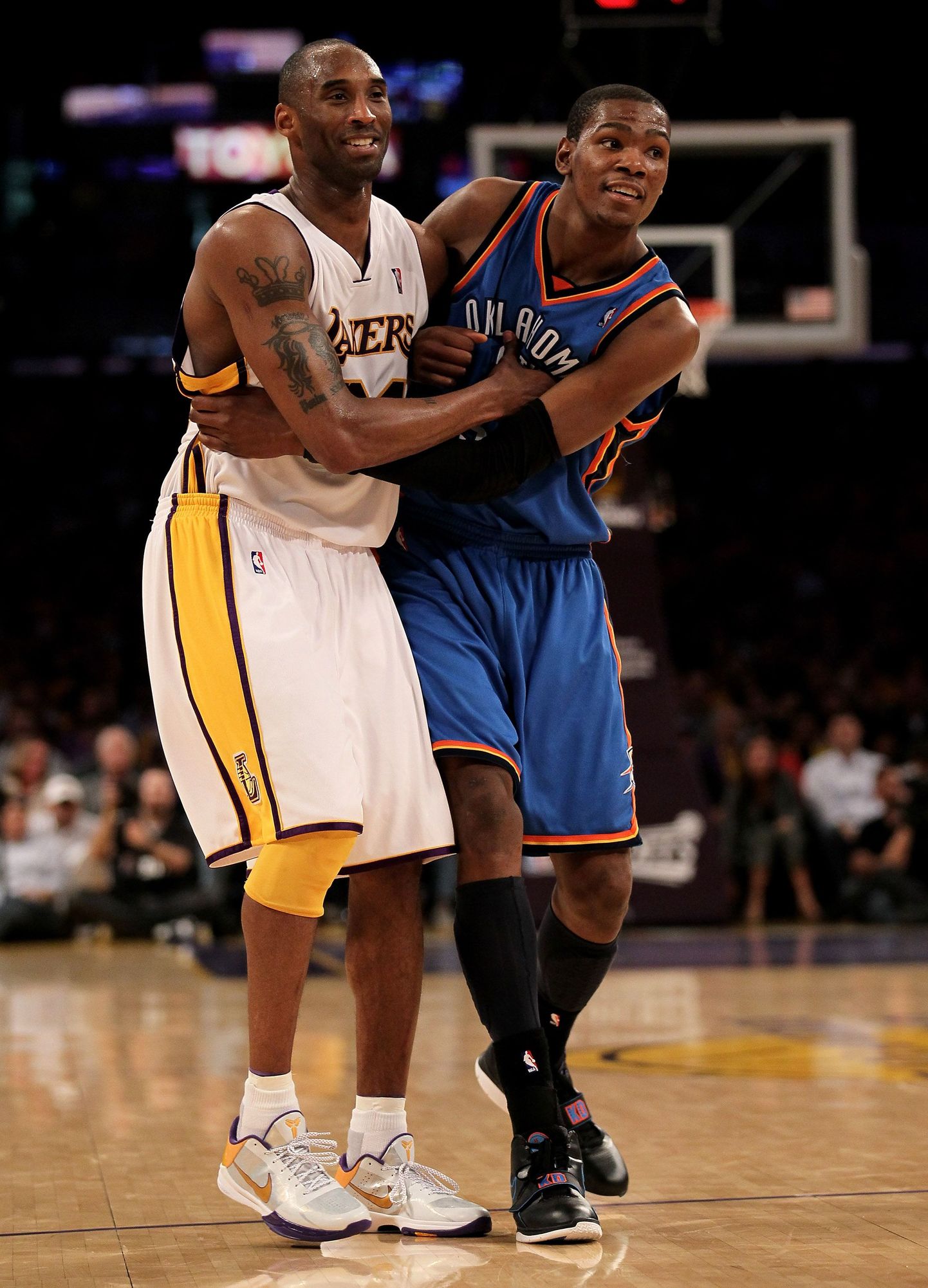 Kobe Bryant (vasakul) heitlemas Kevin Durantiga.