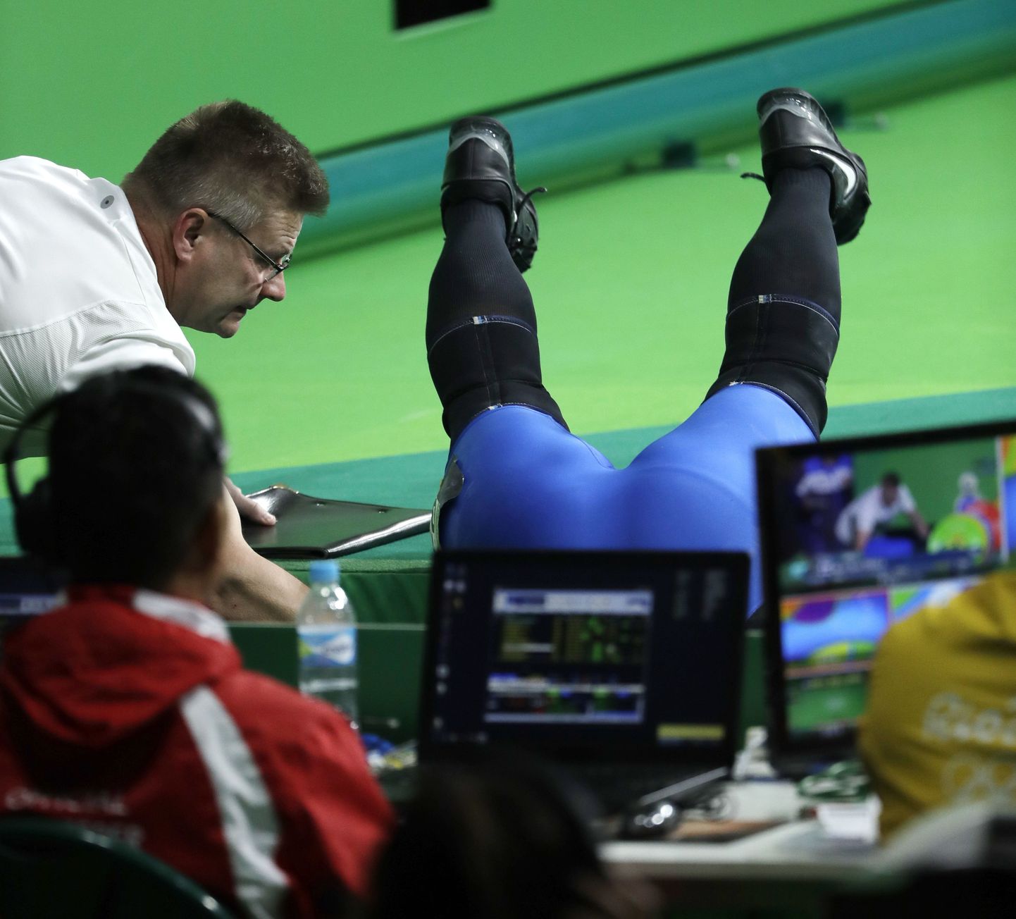Milko Olavi Tokola kukkus pärast sooritust Rio olümpial lavalt alla.