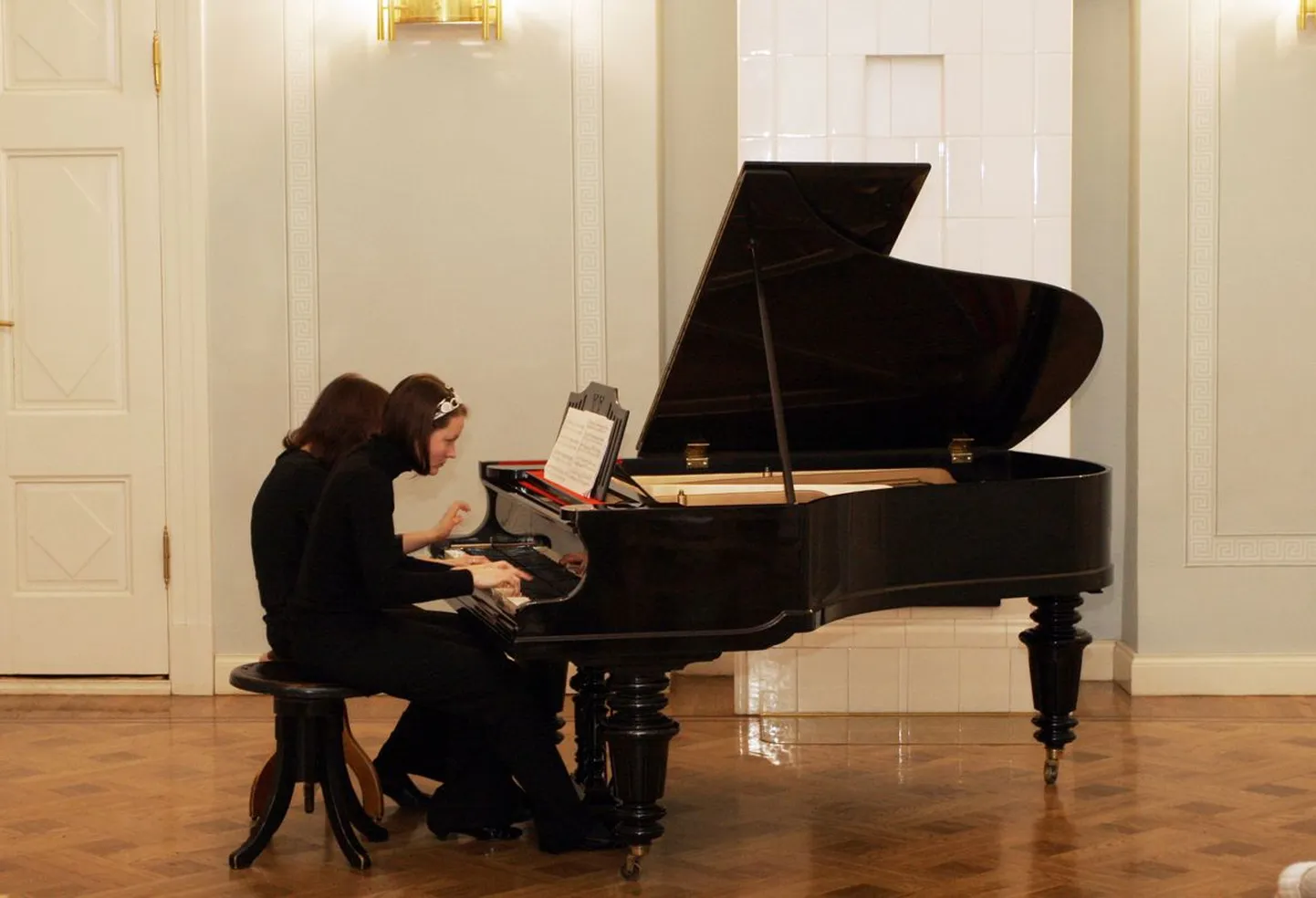 Koeru muusikakooli klaveriõpetajad Viktoria Zeilja (taga) ja Naily Saripova mängisid esmaspäevasel kontserdil vanal-uuel klaveril neljal käel.