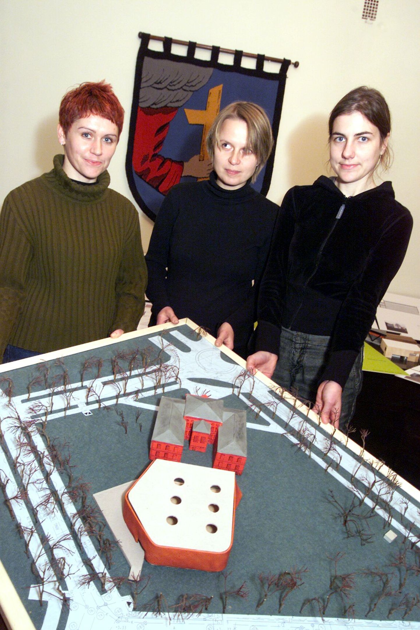 Kesklinna koolide võimla projekteerinud arhitektid Siiri Vallner (paremalt) koos Katrin Koovi ja Kaire Nõmmega. Arhiivifoto.