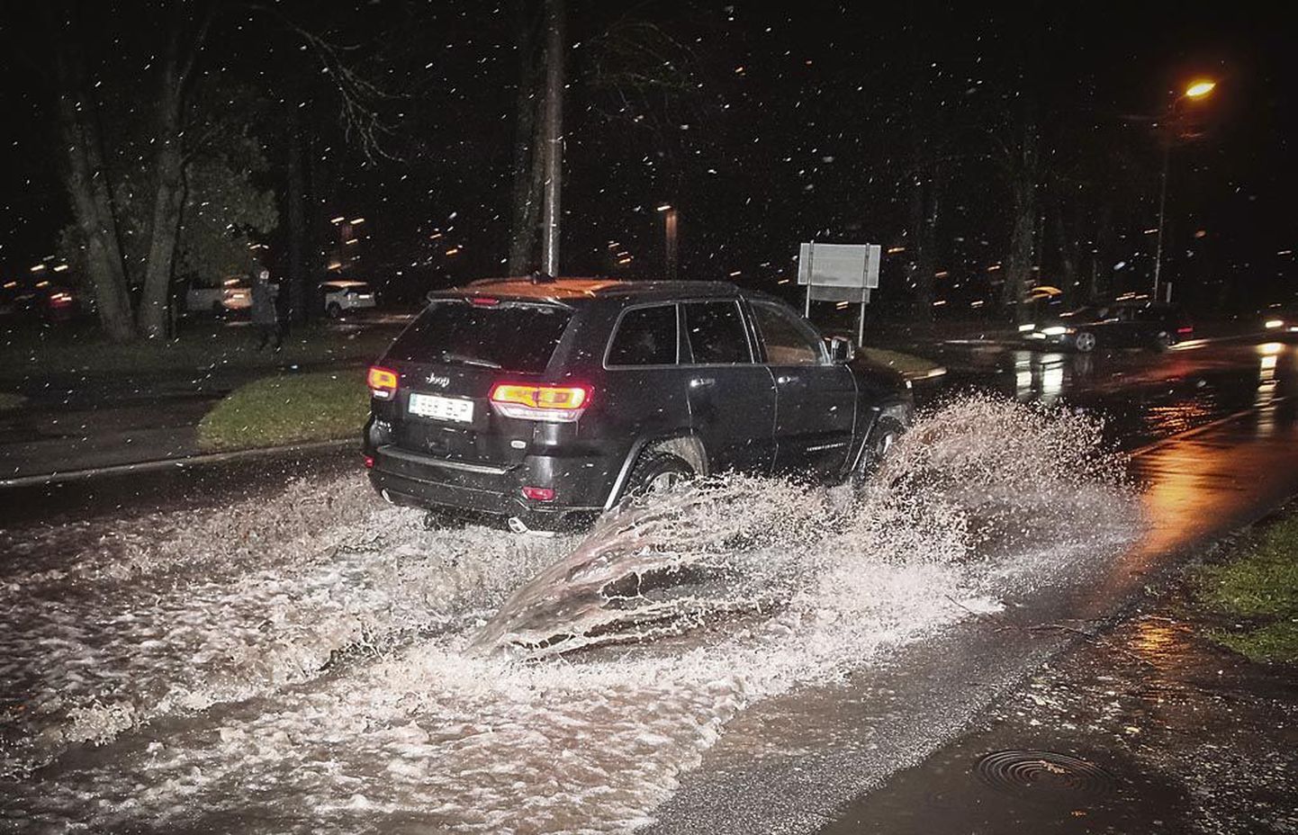 Pärast kella 22 täitusid ranna rajooni tänavad autodega, mille juhid üleujutust uudistasid.