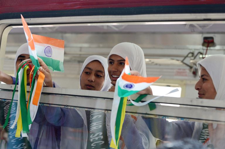 Valdavalt moslemitega asustatud Kashmiri piirkonast pärit neiud India lipukesi lehvitamas. / Scanpix