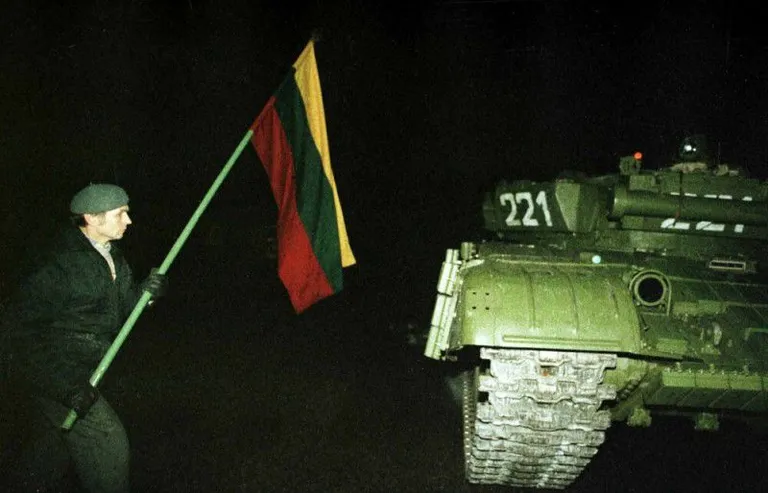 Leedu mees rahvuslipuga Nõukogude tanki ees 13. jaanuaril.