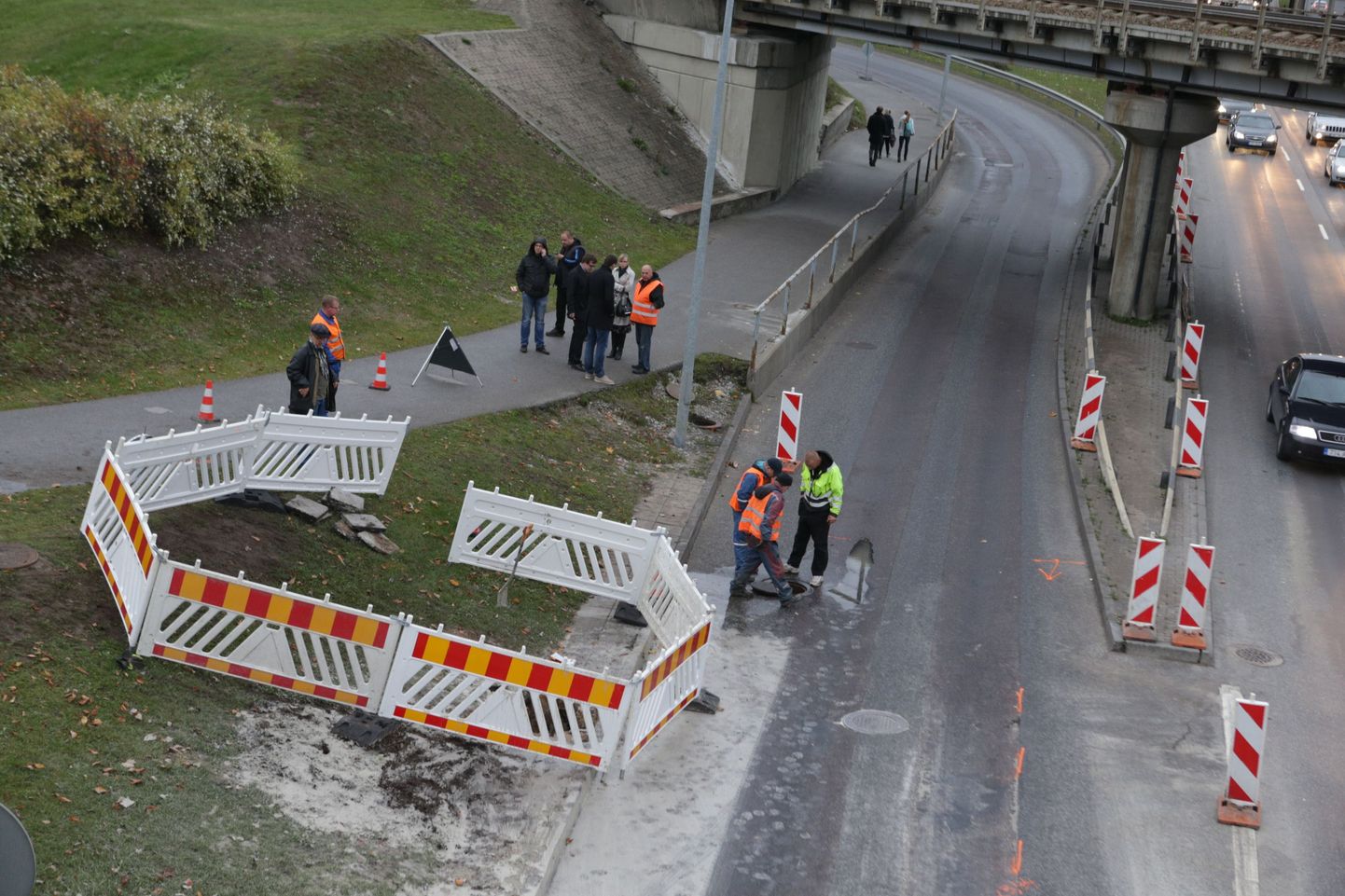 Pinnase nihkumise tõttu suleti teisipäeval Tallinnas Pärnu maantee mahasõit.