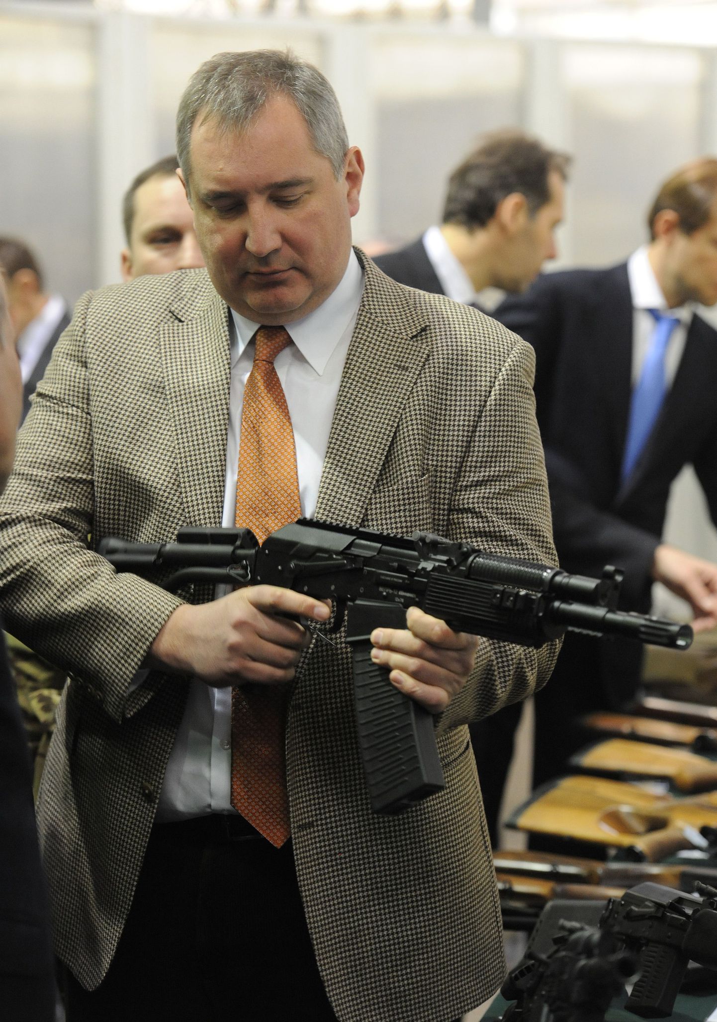 Vene asepeaminister Dmitri Rogozin viienda põlvkonna Kalašnikovi automaadiga AK-12.