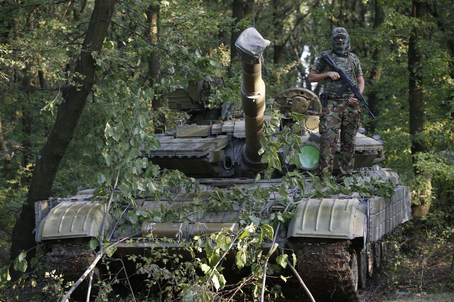Separatistid tankiga Donetski lähedal.