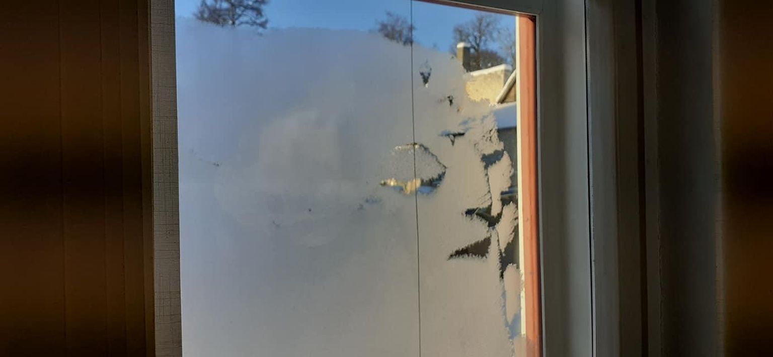 Galerii akendel saab näha külmakunstiteoseid.