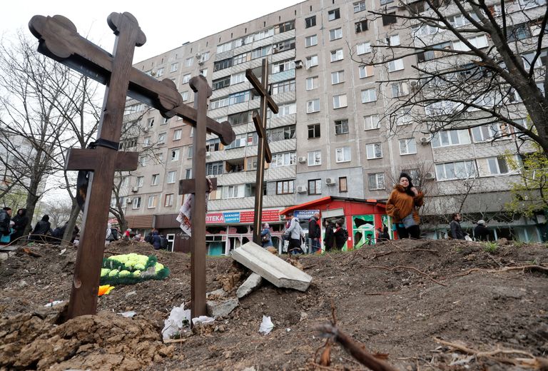 Вид на могилы мирных жителей, погибших во время украинско-российского конфликта в южном портовом городе Мариуполь, Украина, 19 апреля 2022 года.