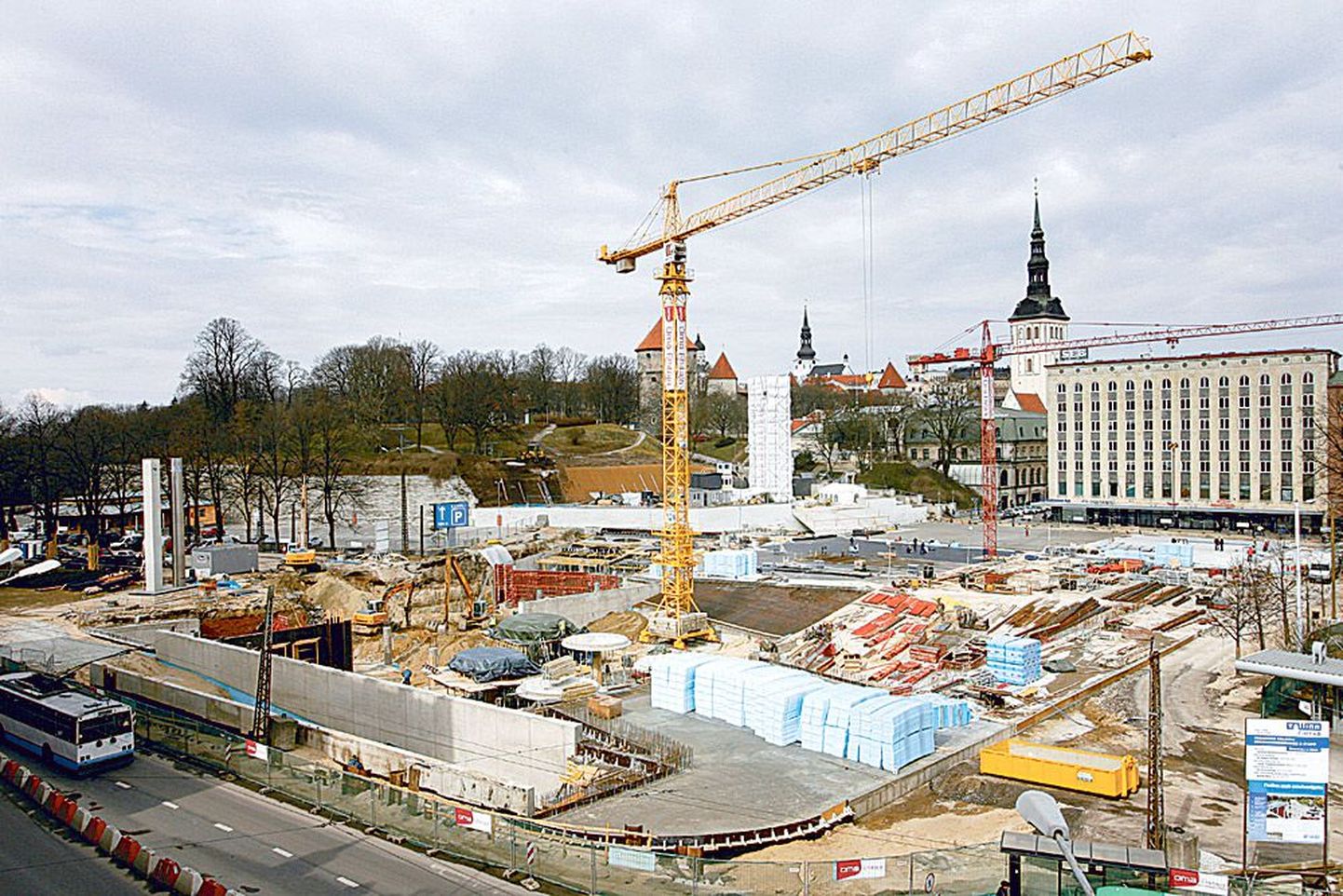 Работы по реконструкции площади Вабадузе вступили в завершающий этап.