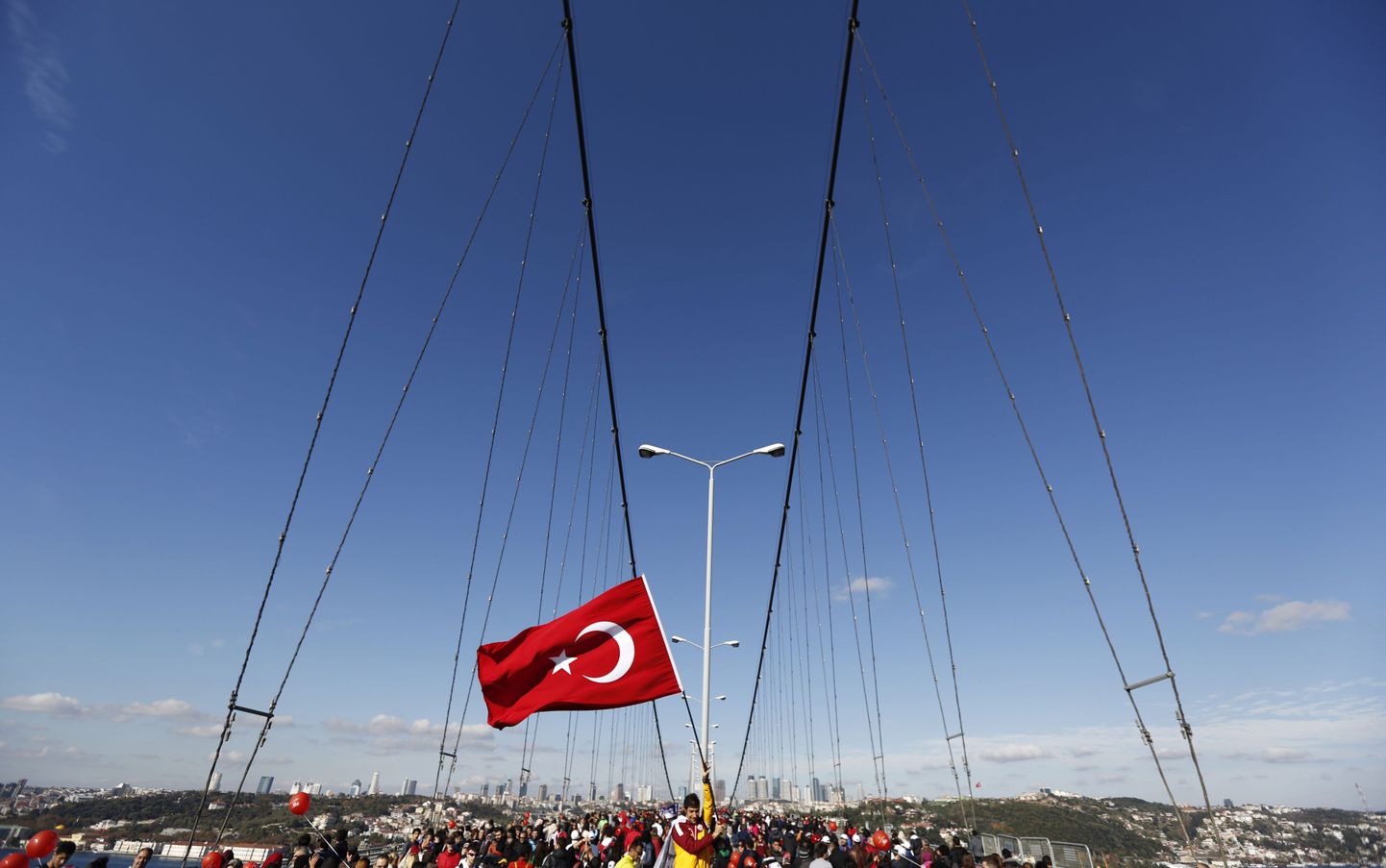 Türgi lipp Bosporuse sillal.