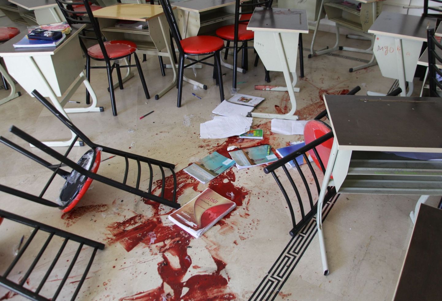 Veri klassiruumi põrandal Aleppos.