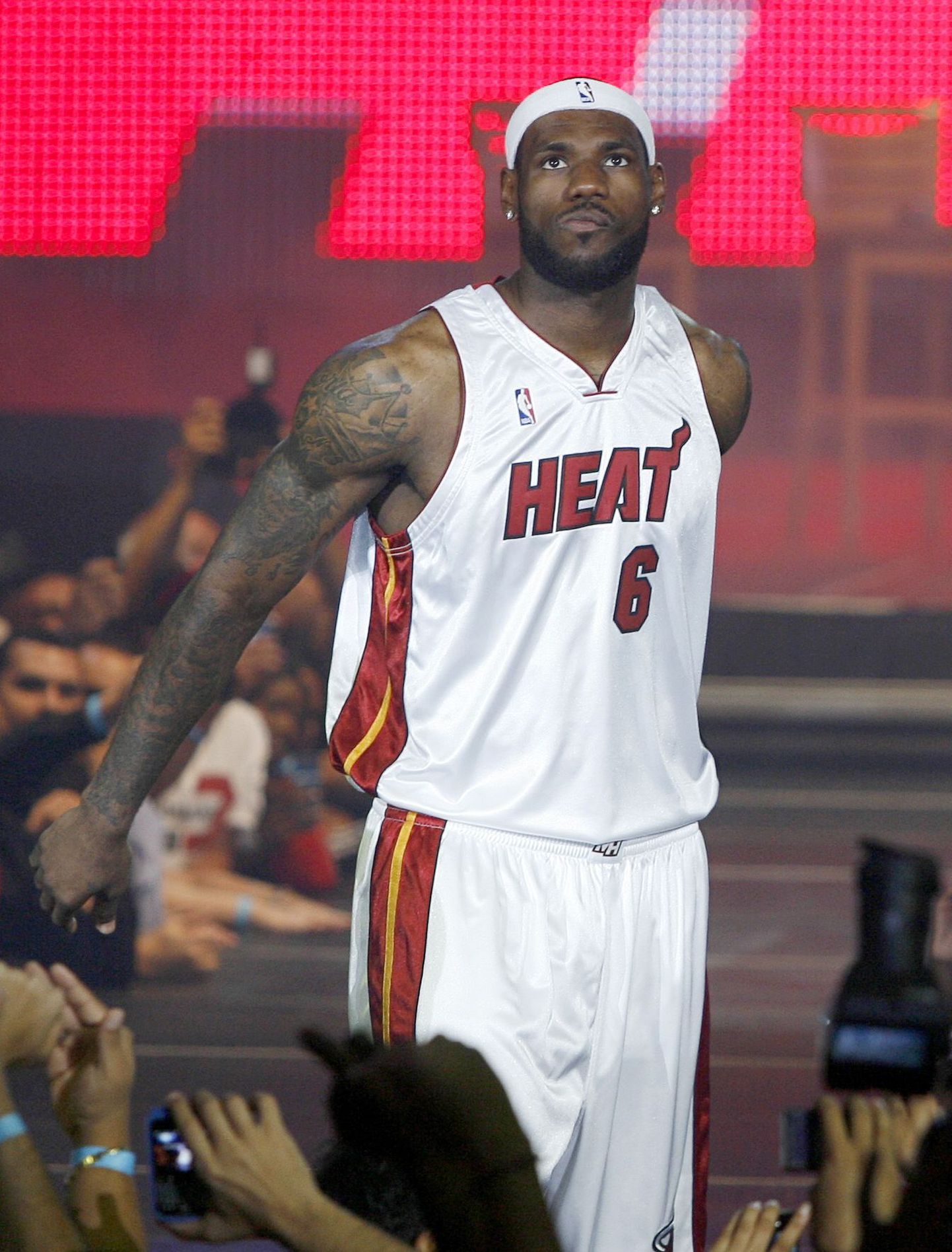 LeBron James kannab uuest hooajast Miami Heati särki.