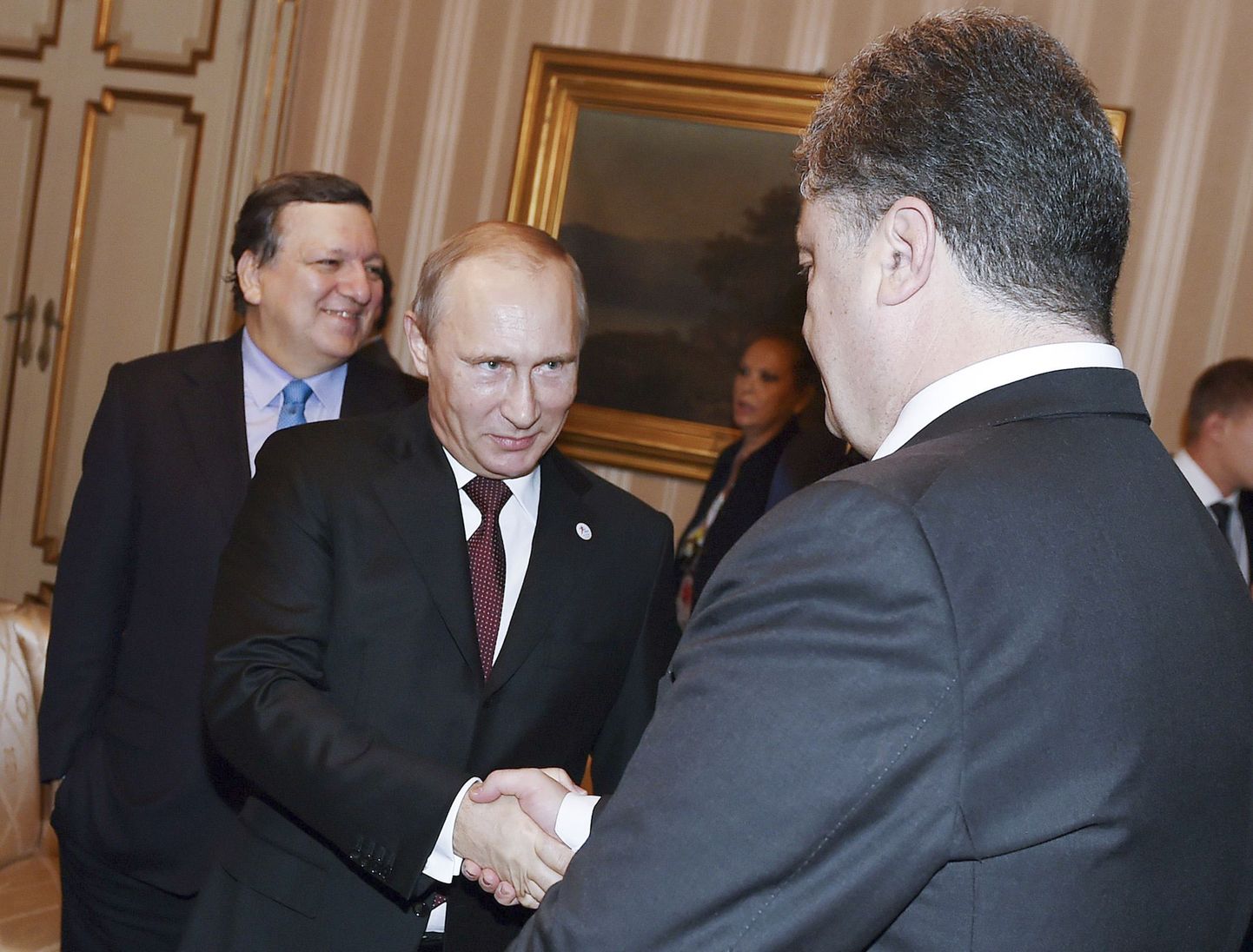 Vene president Vladimir Putin kätleb Ukraina riigipea Petro Porošenkoga (paremal). Taga paistab Euroopa Komisjoni president Jose Manuel Barroso.