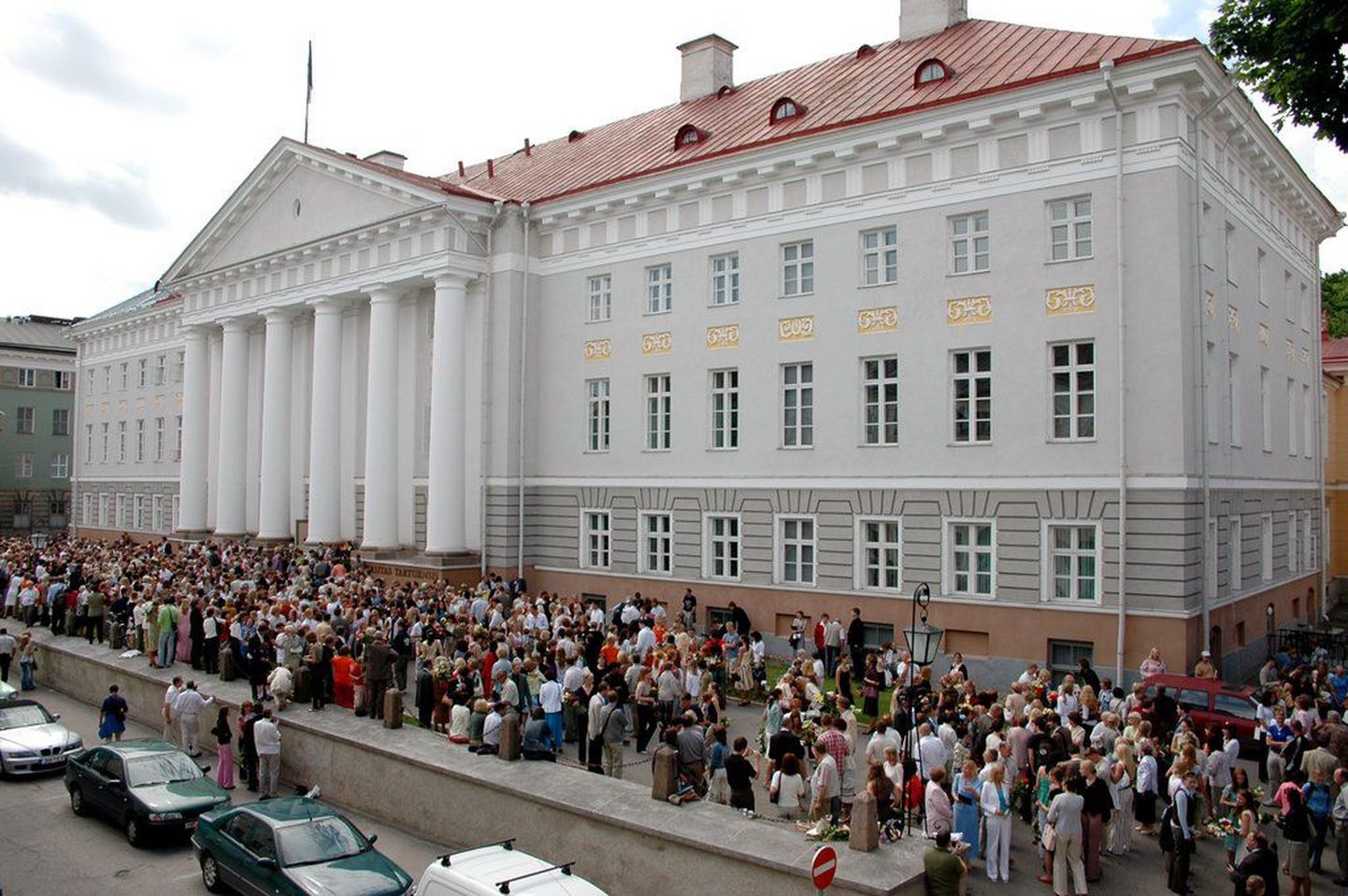 Tartu Ülikooli lõpuaktus. Pildil lõpetajad ja õnnitlejad peahoone ees.