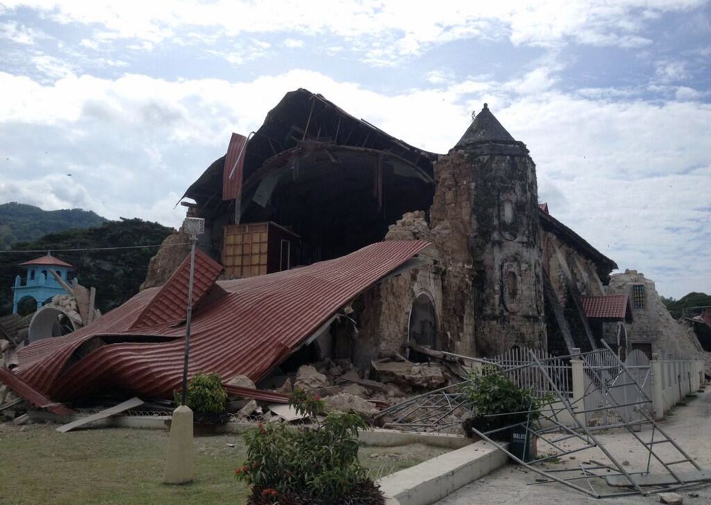 Maavärinas purunesid Boholi saarel mitmed koloniaalajastust pärinevad kirikud.